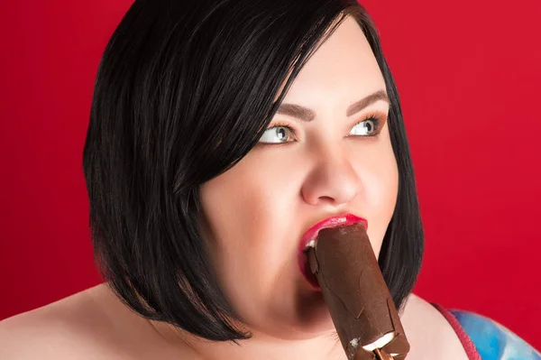 Mujer Gorda Comiendo Helado Cerca Aislado Sobre Fondo Rojo — Foto de Stock