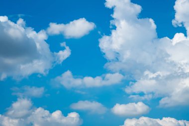 Açık gün güzel mavi gökyüzü