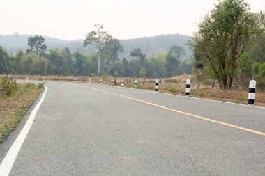 yol boyunca güneşli gün batımında dağ üstünde tepe.