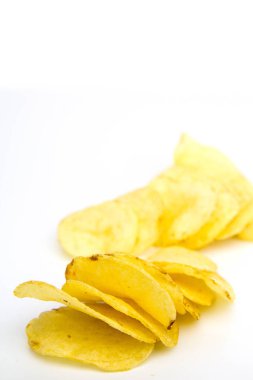 Beyaz arkaplanda patates cipsi