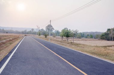  yol boyunca güneşli gün batımında dağ üstünde tepe.