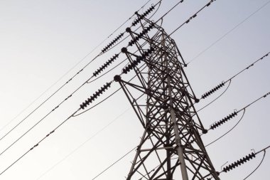 Elektrik Kulesi havai güç hattı iletim kule üzerinde arka plan mavi gökyüzü.