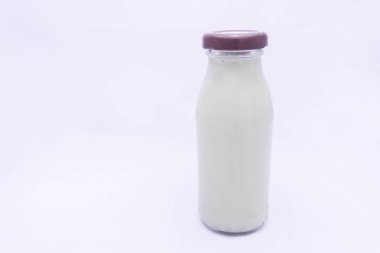 Beyaz arka planda izole edilmiş süt şişesi