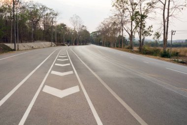 yol boyunca güneşli gün batımında dağ üstünde tepe.