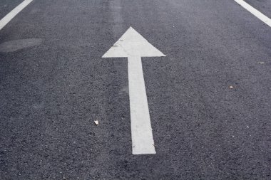 Sokak asfalt beyaz boya ile boyanmış ok