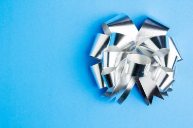 hediye kutusu üzerinde mavi arka plan üzerinde şerit.