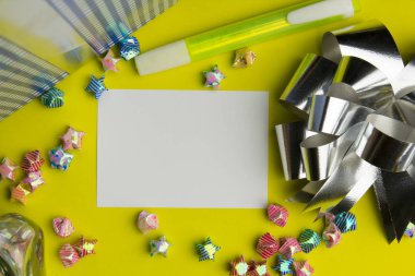 hediye kutusunda sarı zemin üzerine Şerit.