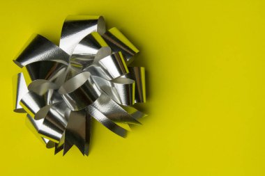 Kağıt üzerinde sarı arka plan şeritle Gümüş Hediyelik.