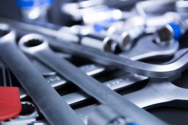 Siyah arka plan üzerine onarım için anahtarı çelik araçları.