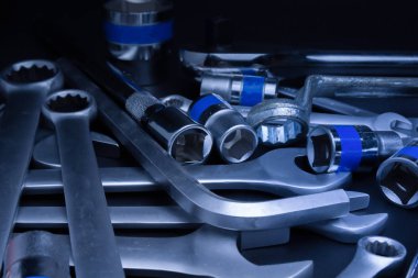 Siyah arka plan üzerine onarım için anahtarı çelik araçları.