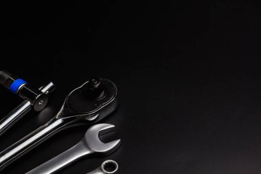 Siyah arka plan üzerine onarım için anahtarı çelik araçları.