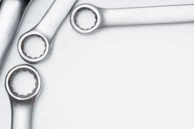 Beyaz arka plan üzerinde onarım için anahtarı çelik araçları.