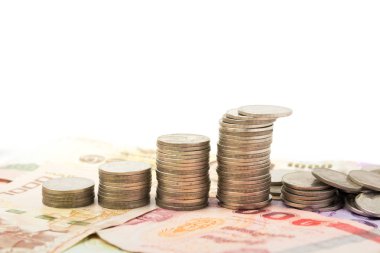 Baht sikkeleri üzerinde banknot para başarı arka plana büyüyen