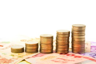 Baht sikkeleri üzerinde banknot para başarı arka plana büyüyen