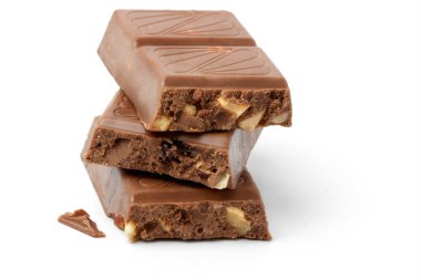 Beyaz arka plan üzerinde izole koyu çikolata fıstık.