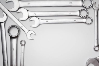 Beyaz arka plan üzerinde onarım için anahtarı çelik araçları.