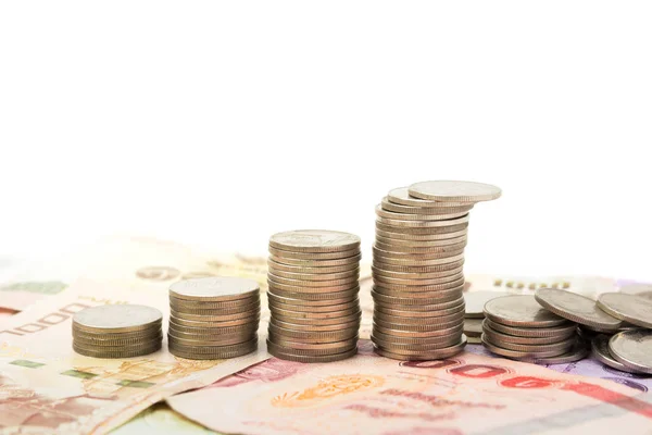 Baht sikkeleri üzerinde banknot para başarı arka plana büyüyen