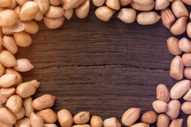 fıstık ahşap masa üzerine kapatın. üstten görünüm