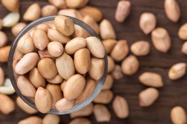 Ahşap masa arka plan üzerinde cam bardak fıstık 