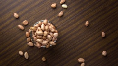 Ahşap masa arka plan üzerinde cam bardak fıstık 