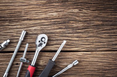 Ahşap arka plan üzerinde çalışma araçları