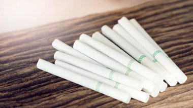 ahşap table.ligth ve renk etkisi üzerinde sigara.