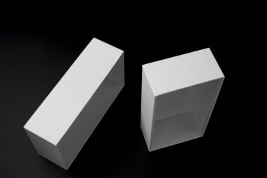 beyaz kutu siyah arka plan üzerine izole kapatmak