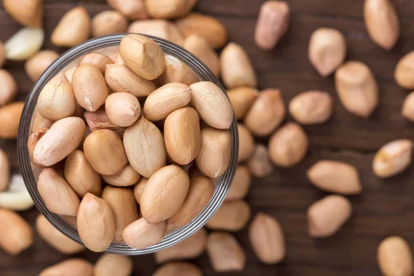 Ahşap masa arka plan üzerinde cam bardak fıstık 