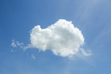 bulutlar arka plan ile güzel mavi gökyüzü güneşli bir gün