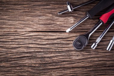 Ahşap masa arka plan üzerinde çalışma araçları yakın çekim