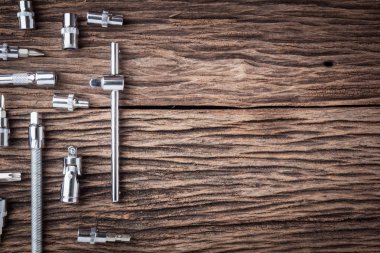 Ahşap masa arka plan üzerinde çalışma araçları yakın çekim