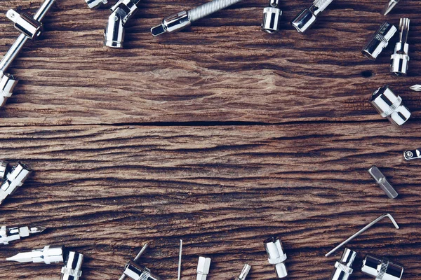 Ahşap masa arka plan üzerinde çalışma araçları yakın çekim