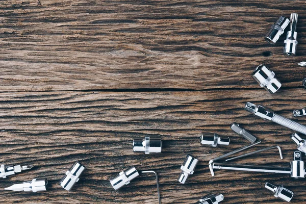 Ahşap masa arka plan üzerinde çalışma araçları yakın çekim