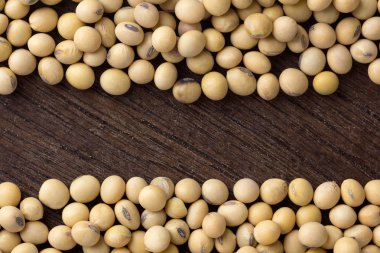 Tahta masadaki soya fasulyesini kapat. Üst Manzara.