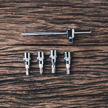 ahşap arka plan üzerinde çalışma araçları. renk efekti