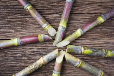 Şeker kamışı ahşap arka plan üzerinde yakından yakın çekim