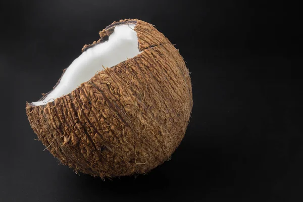 Nahaufnahme Kokosnüsse Isoliert Auf Schwarzem Hintergrund — Stockfoto