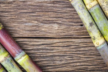 Şeker kamışı ahşap arka plan üzerinde yakından yakın çekim