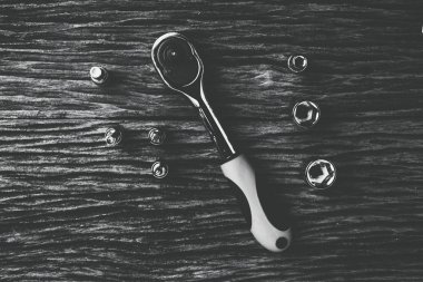 ahşap arka plan üzerinde çalışma araçları. renk efekti