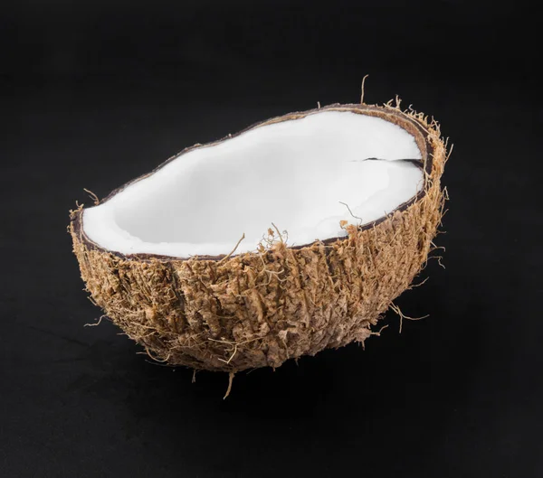 关闭在黑色背景下分离的椰子 — 图库照片