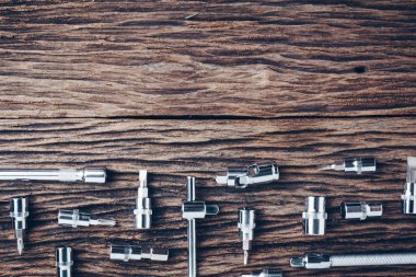 ahşap arka plan üzerinde çalışma araçları. renk efekti