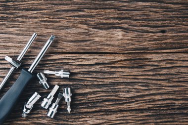 ahşap arka plan üzerinde çalışma araçları. renk efekti