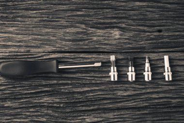 ahşap arka plan üzerinde çalışma araçları. renk efekti