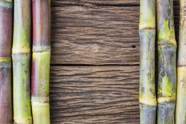 Tahta arka plandaki şeker kamışını kapat. Yakın plan.