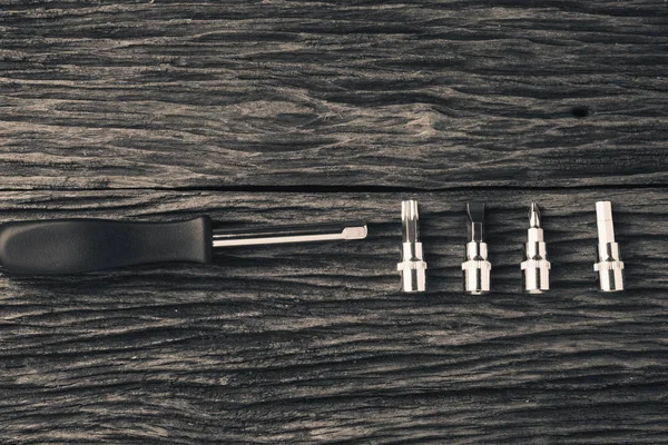 ahşap arka plan üzerinde çalışma araçları. renk efekti