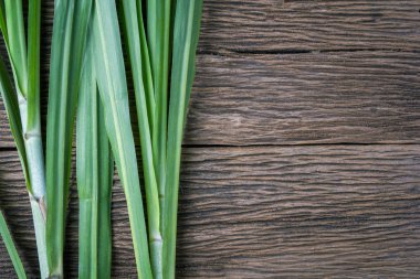 Tahta arka plandaki şeker kamışını kapat. Yakın plan.