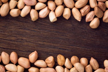 Yer fıstıklarını ahşap masaya koy. Üst Manzara.