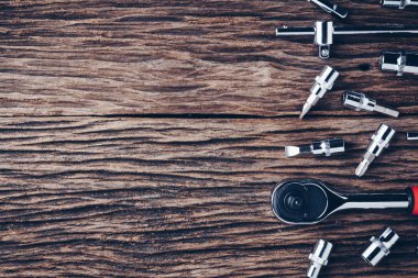 Ahşap arka planda çalışan araçlar. renk etkisi.