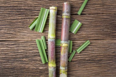 Şeker kamışı ahşap arka plan üzerinde yakından yakın çekim