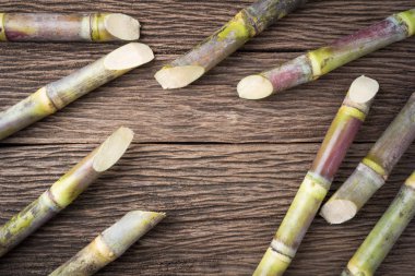 Şeker kamışı ahşap arka plan üzerinde yakından yakın çekim